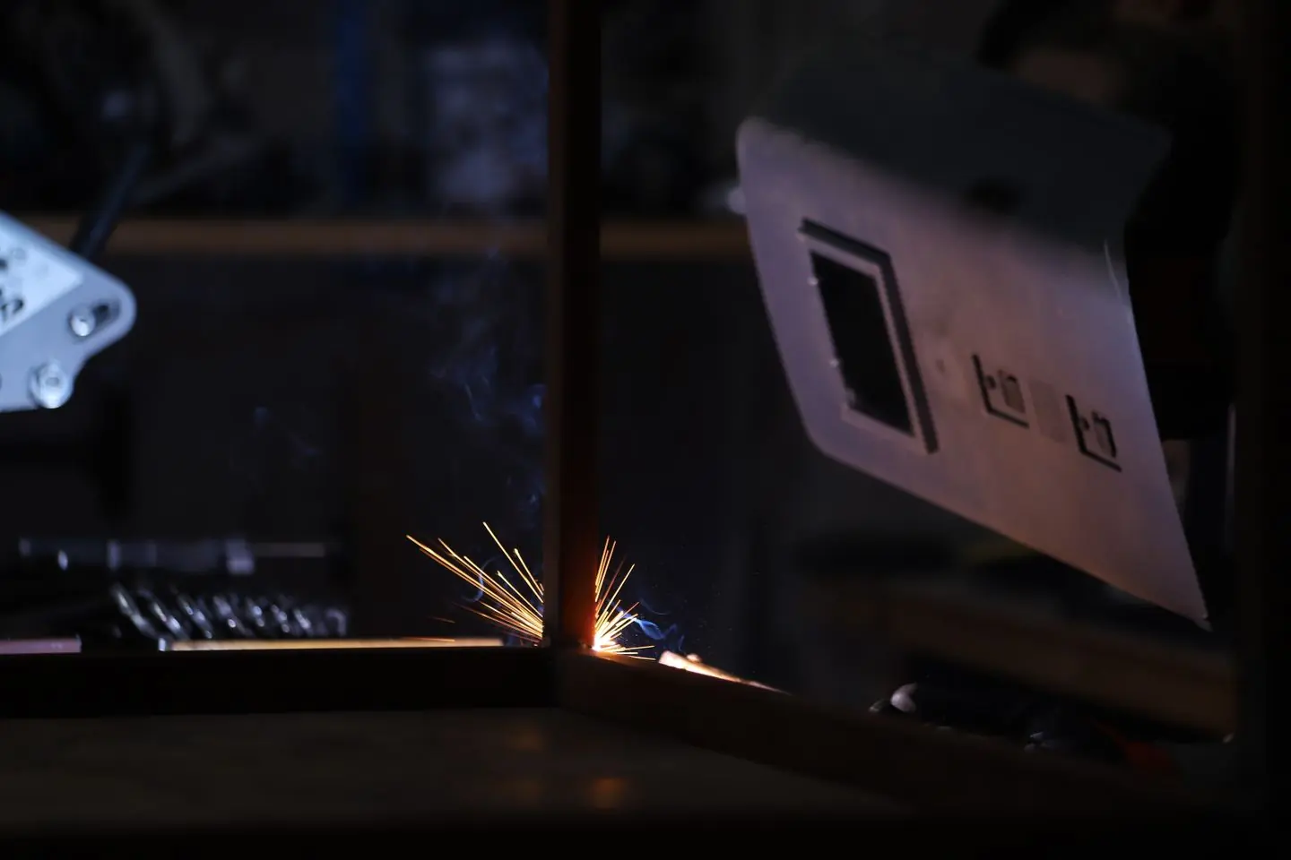Industrial welding process with sparks